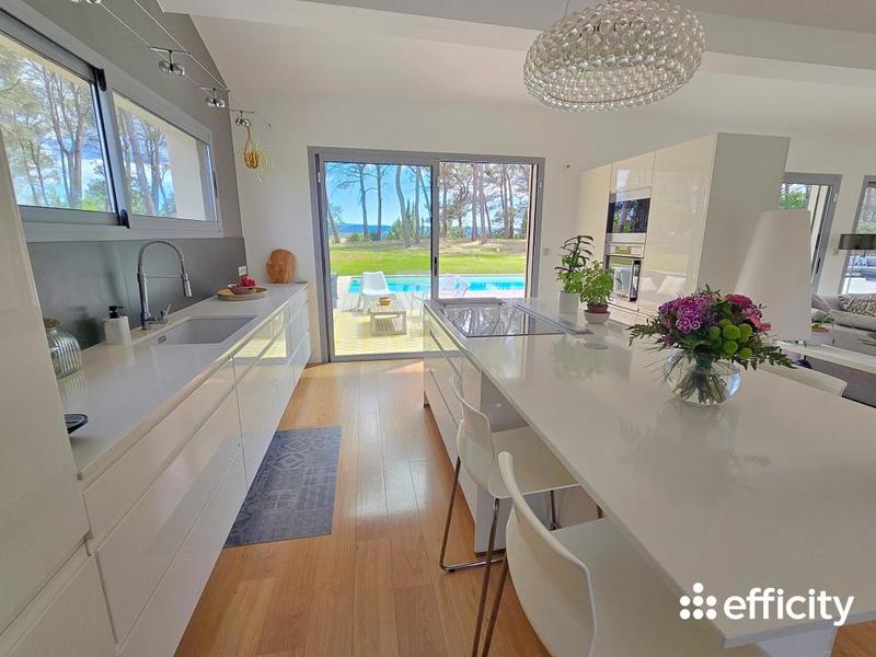 Maison - 232 m² - 7 pièces