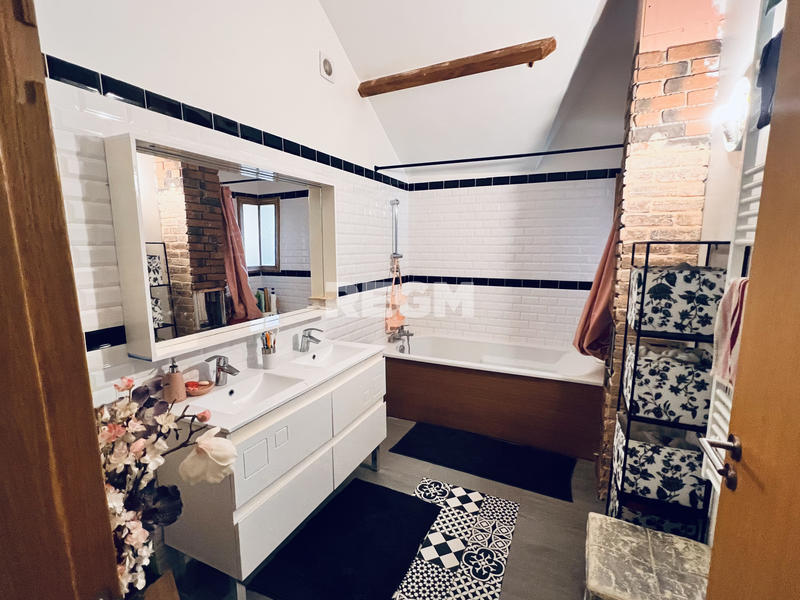 Maison - 223 m² - 7 pièces