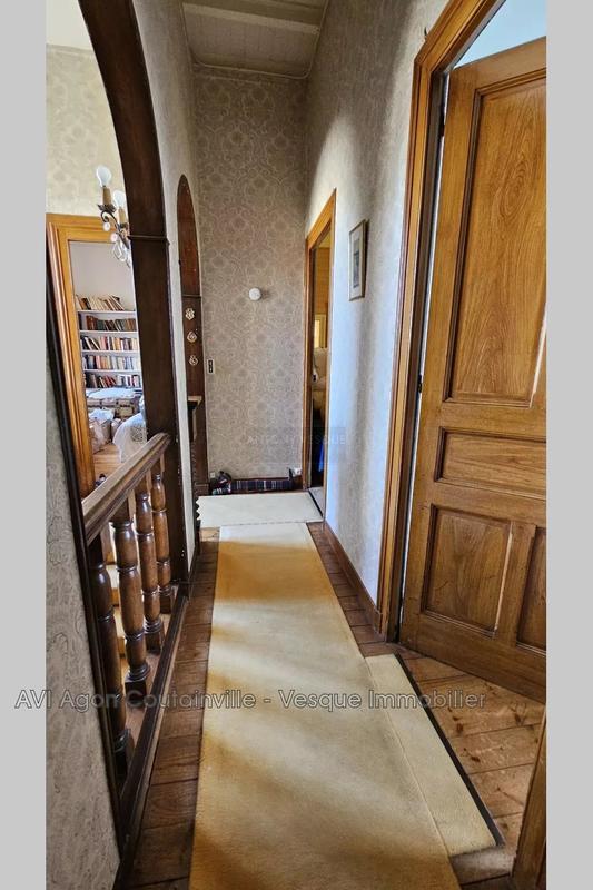Maison - 239 m² - 10 pièces
