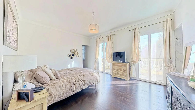 Villa - 223 m² - 8 pièces