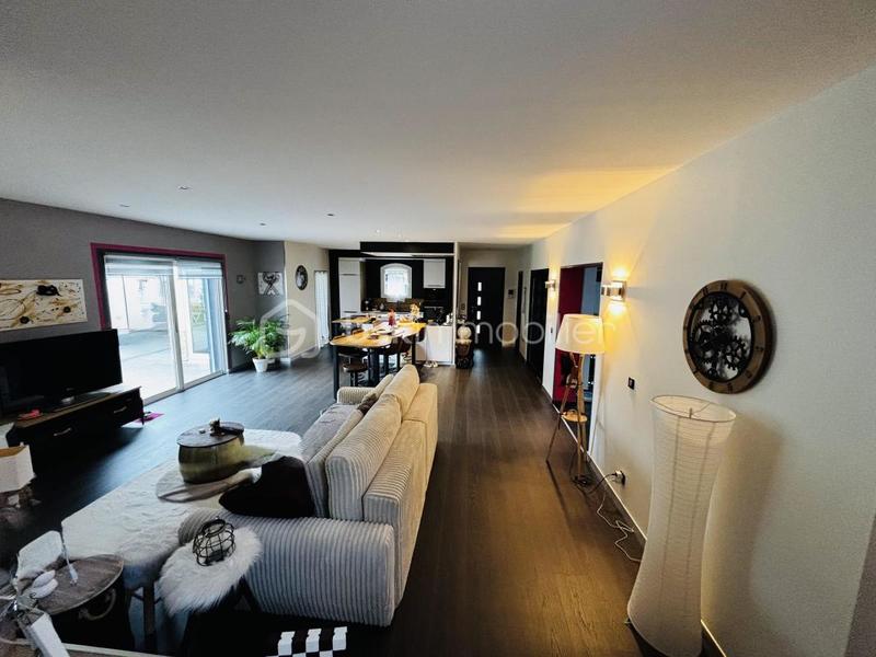 Maison - 220 m² - 6 pièces