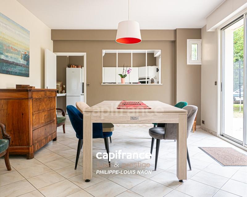 Maison - 230 m² - 10 pièces