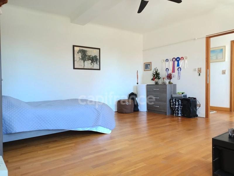 Maison - 220 m² - 7 pièces