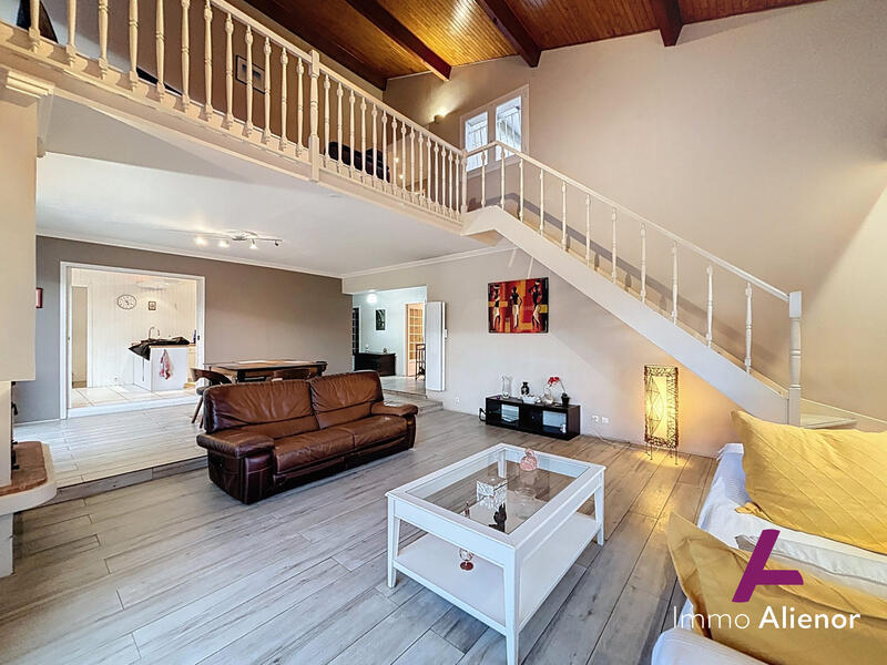 Maison traditionnelle - 220 m² - 9 pièces