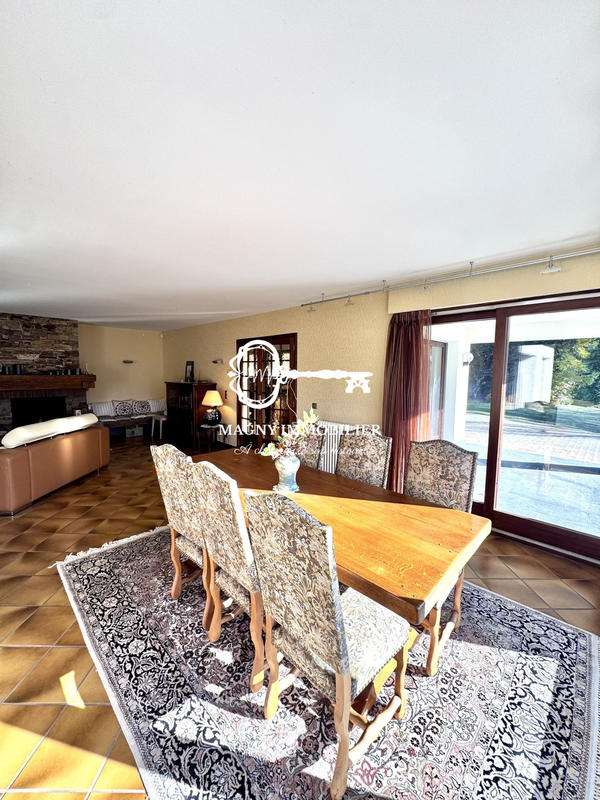 Maison - 280 m² - 10 pièces