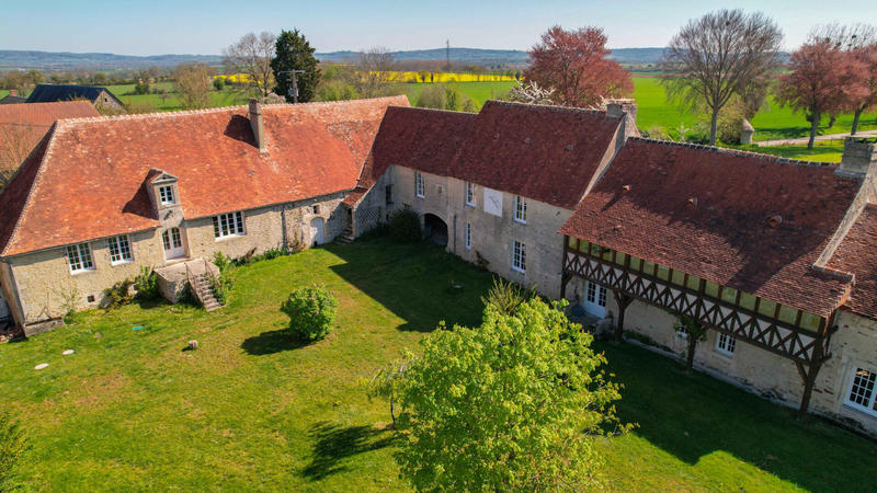 Maison - 976 m² - 28 pièces