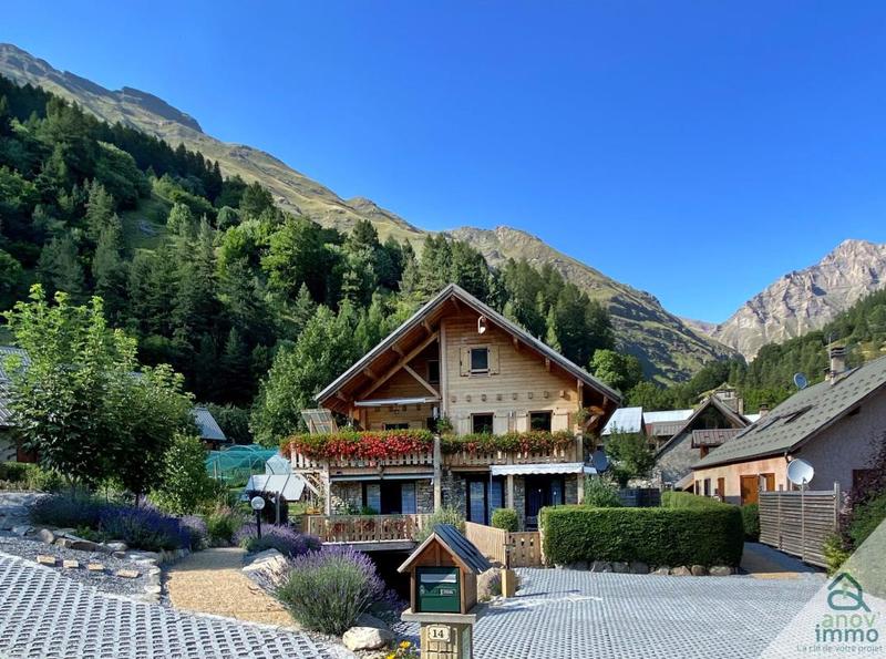 Châlet - 271 m² - 9 pièces