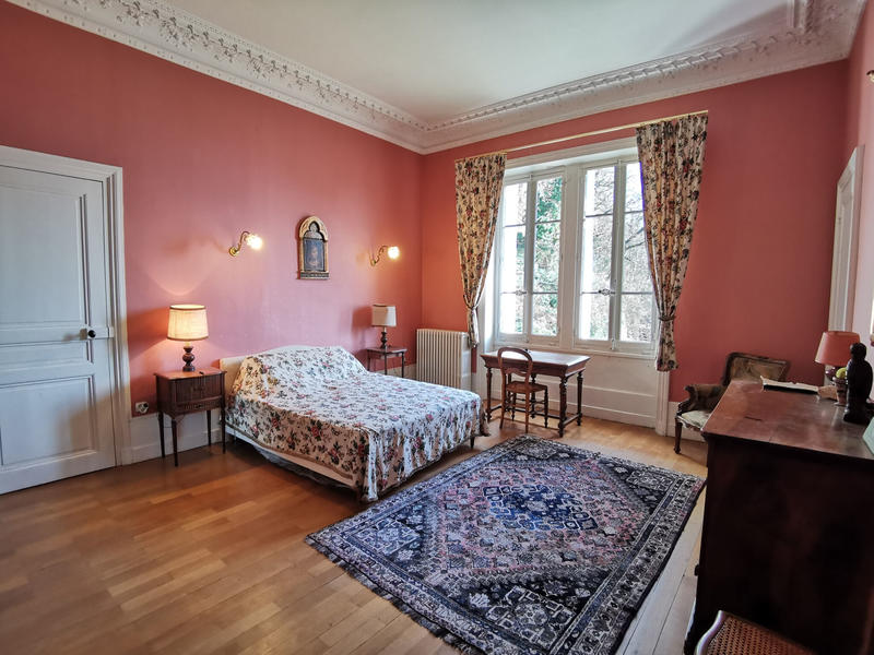 Propriété - 658 m² - 19 pièces