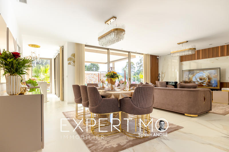 Maison - 230 m² - 9 pièces