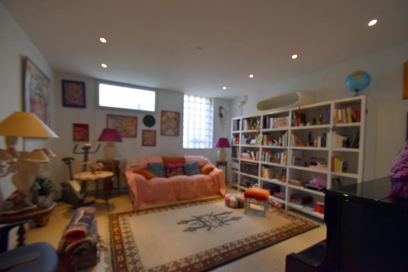 Maison - 250 m² - 9 pièces