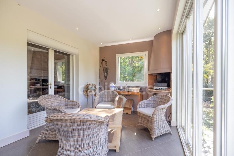 Maison - 300 m² - 12 pièces