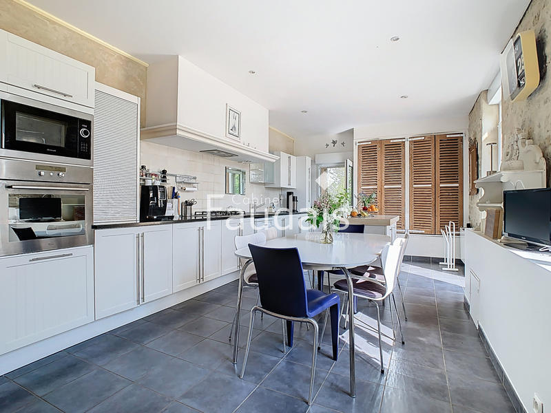 Maison - 415 m² - 16 pièces