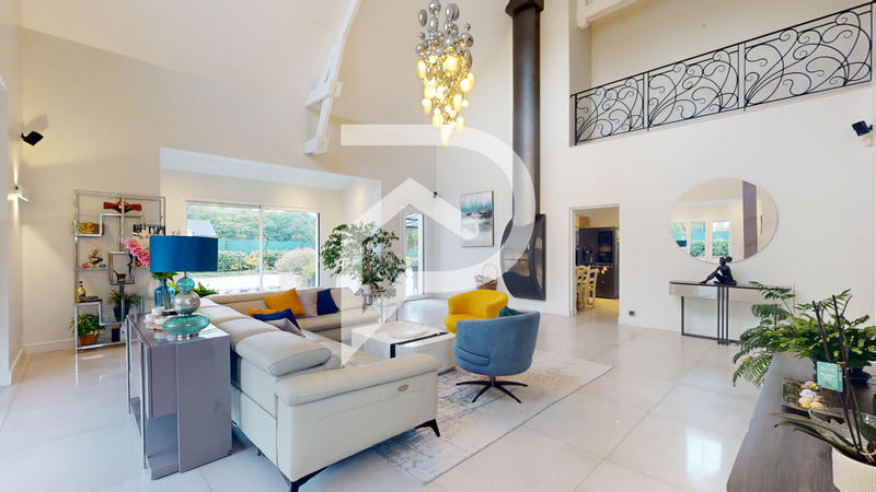 Maison - 270 m² - 8 pièces