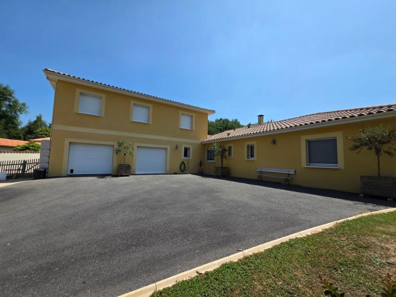 Maison - 215 m² - 9 pièces