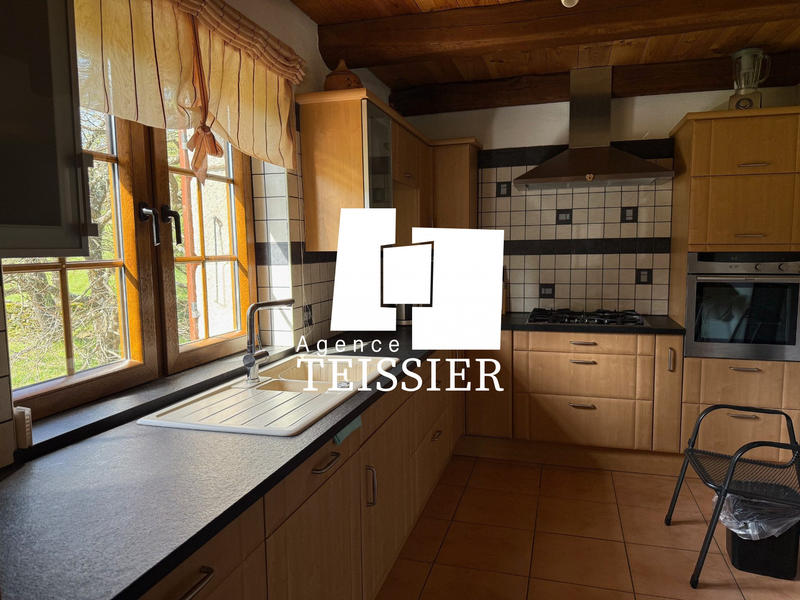 Maison - 217 m² - 9 pièces