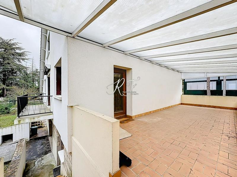 Maison - 230 m² - 10 pièces