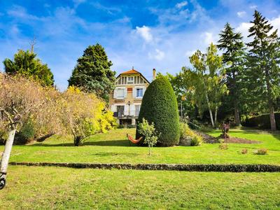 Maison - 212 m² - 10 pièces