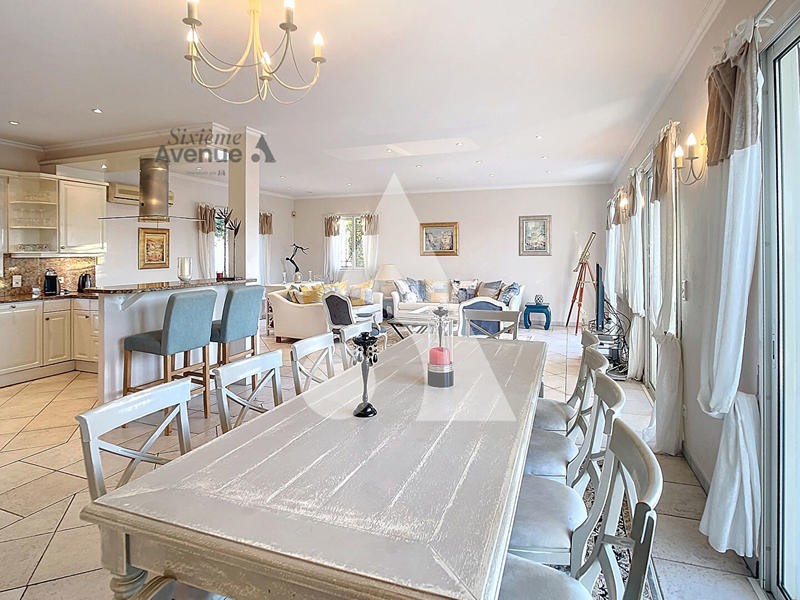 Villa - 247 m² - 7 pièces