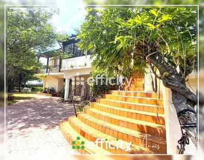 Maison - 215 m² - 9 pièces