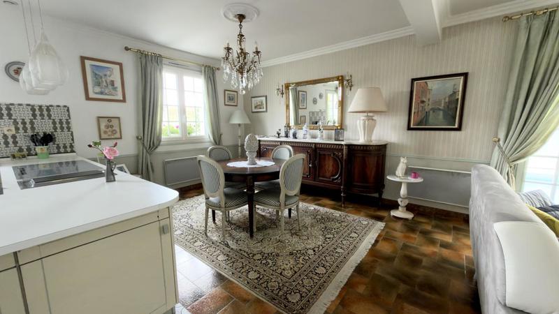 Demeure - 216 m² - 7 pièces