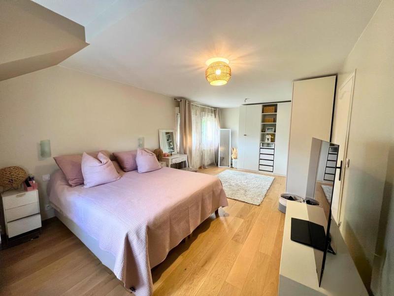 Maison - 220 m² - 8 pièces