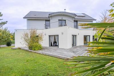 Maison - 208 m² - 8 pièces