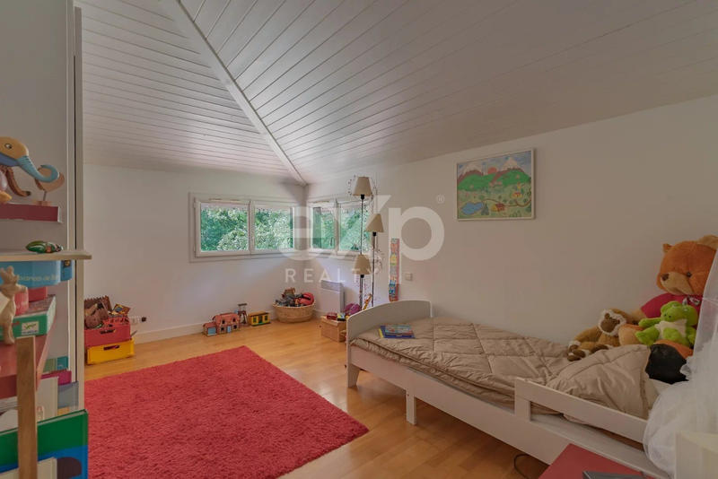 Maison - 220 m² - 8 pièces