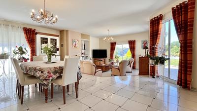Maison - 230 m² - 6 pièces