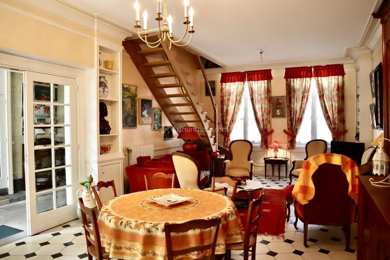 Maison - 275 m² - 10 pièces