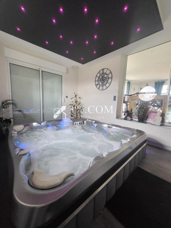 Maison - 230 m² - 10 pièces