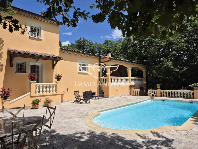 Maison traditionnelle - 213 m² - 7 pièces