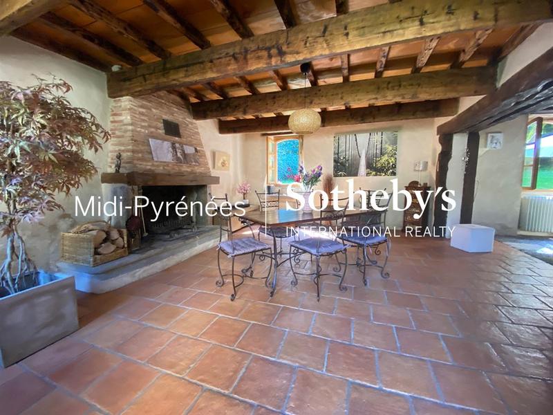 Maison - 360 m² - 8 pièces