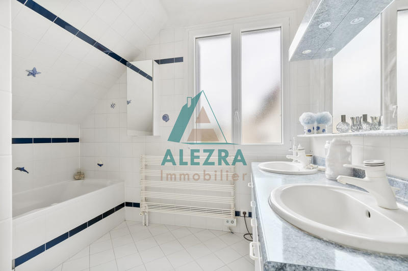 Maison - 180 m² - 7 pièces