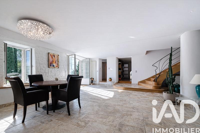 Maison - 660 m² - 16 pièces