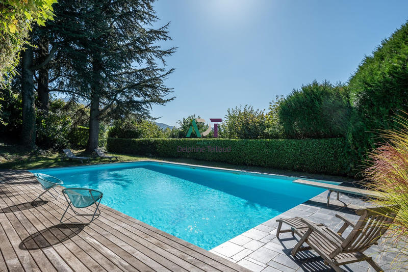 Maison - 220 m² - 8 pièces