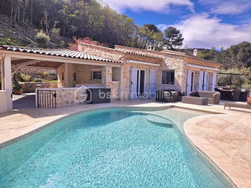 Propriété - 240 m² - 6 pièces