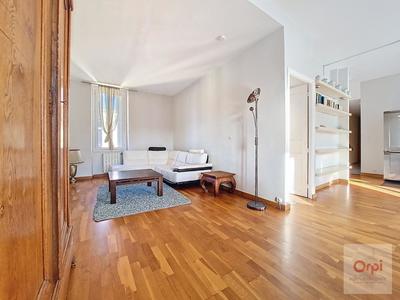 Appartement - 90 m² - 3 pièces