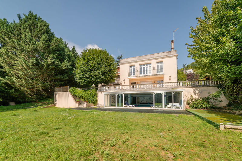 Maison - 342 m² - 8 pièces