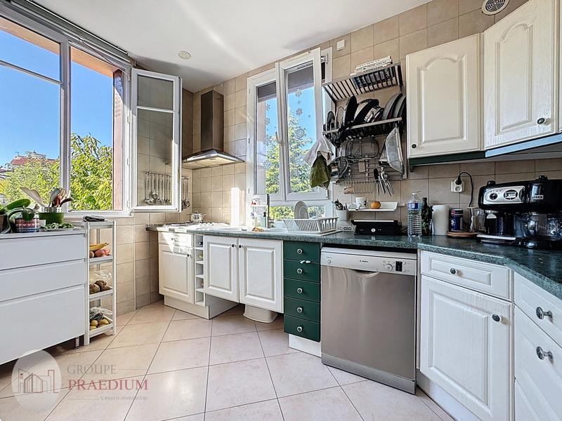 Maison - 203 m² - 9 pièces