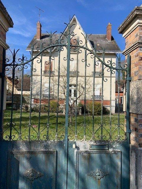 Maison - 230 m² - 8 pièces