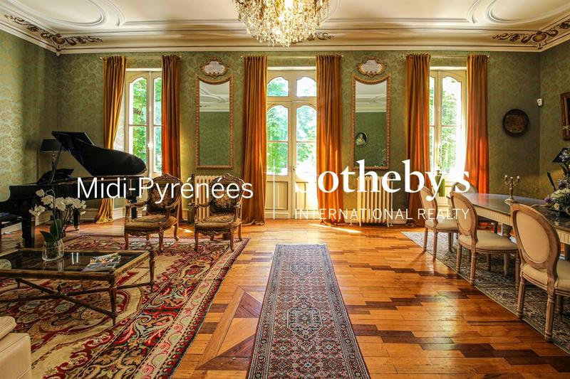 Maison - 1 000 m² - 20 pièces