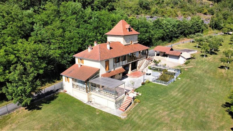 Propriété - 220 m² - 8 pièces