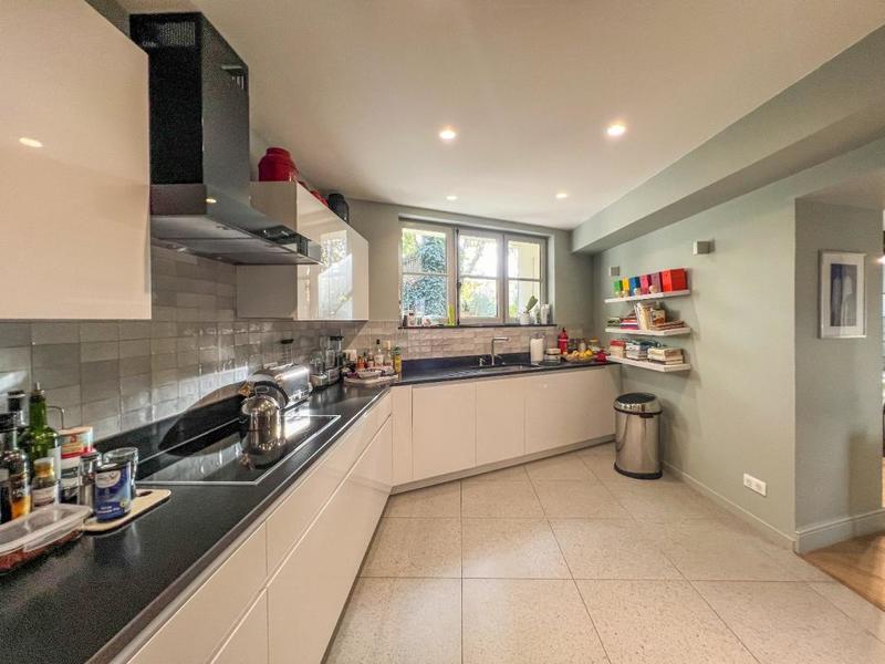 Appartement bourgeois - 231 m² - 10 pièces