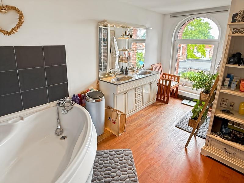 Maison - 650 m² - 8 pièces