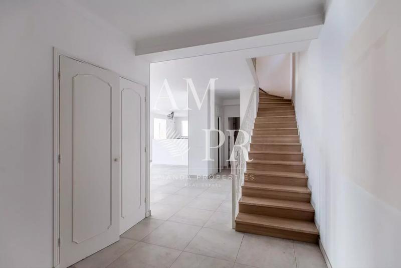 Maison - 237 m² - 7 pièces