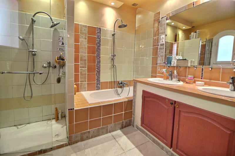 Maison - 220 m² - 6 pièces