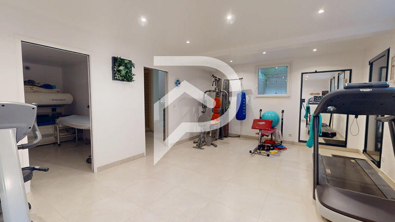 Maison - 696 m² - 12 pièces