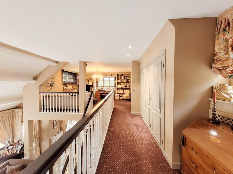 Maison - 275 m² - 12 pièces