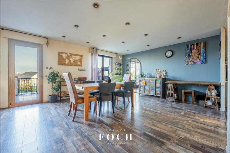 Maison traditionnelle - 220 m² - 8 pièces