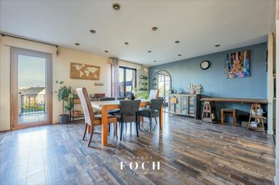 Maison traditionnelle - 220 m² - 8 pièces